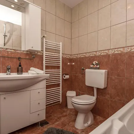 3 Bedroom Awesome In Apartamento Makarska