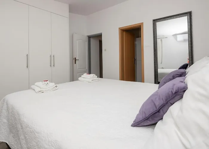 Apartament 3 Bedroom Awesome In Makarska