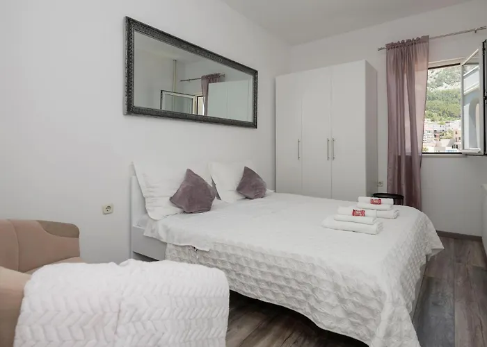 Апартаменти 3 Bedroom Awesome In Макарська