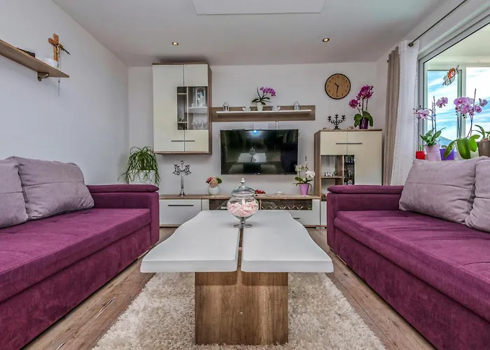 Apartament 3 Bedroom Awesome In Makarska