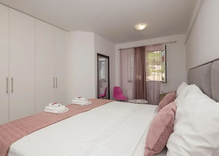 Апартаменти 3 Bedroom Awesome In