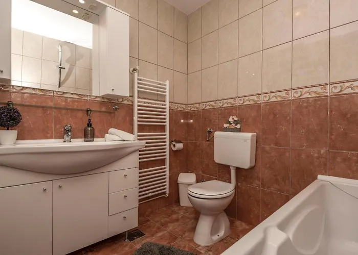 3 Bedroom Awesome In Апартаменти Макарська