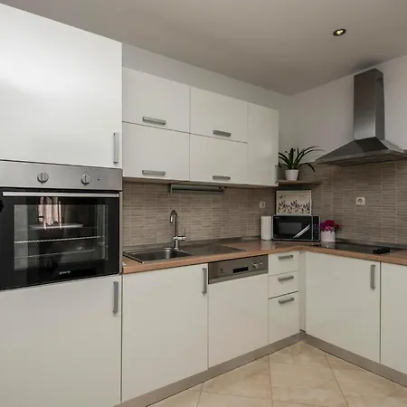 3 Bedroom Awesome In Apartman *