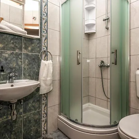 3 Bedroom Awesome In Apartman Gacko