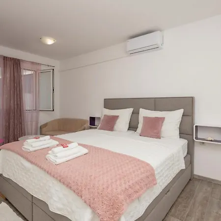Апартаменты 3 Bedroom Awesome In *