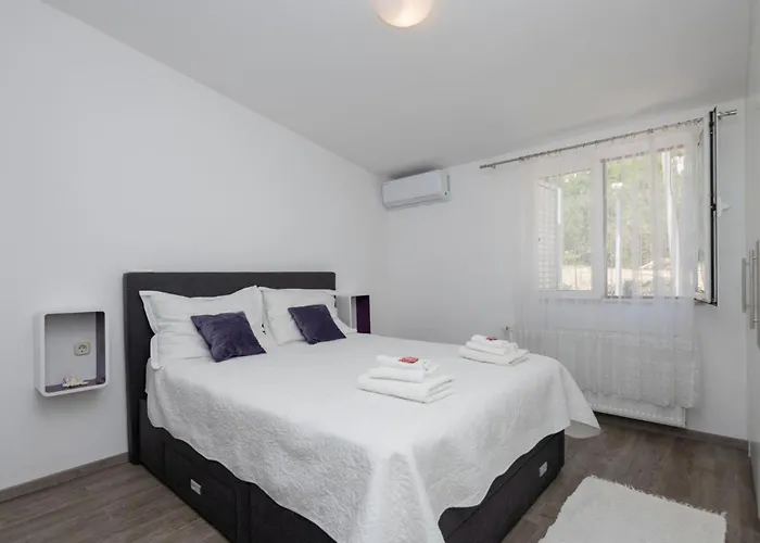 3 Bedroom Awesome In 马卡尔斯卡